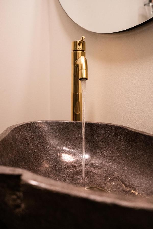 Broncks Apartment 5 - Modern 2-Bedroom In The Heart Of Torshavn Bagian luar foto
